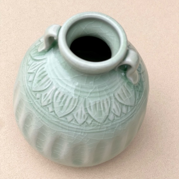 Thai Light Green Celadon Ceramic Vase "Sawankhalok Meadows" - Picture 3 of 5